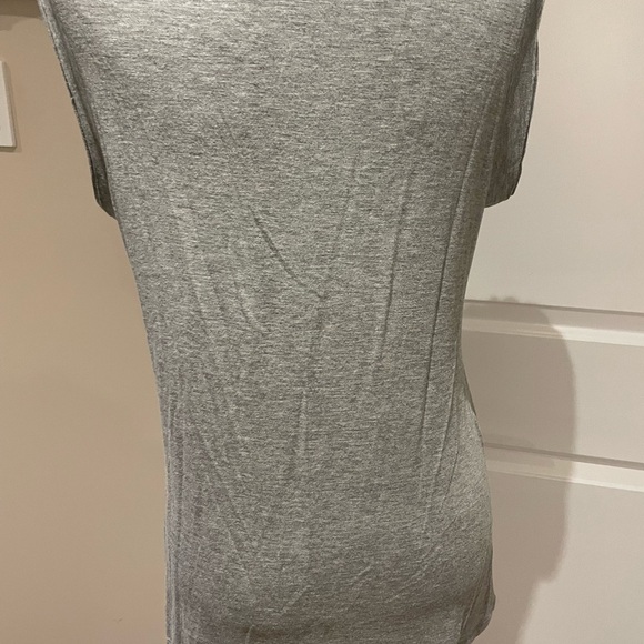 Grey sleeveless tee shirt with pearl and gem stones collar - Picture 5 of 7